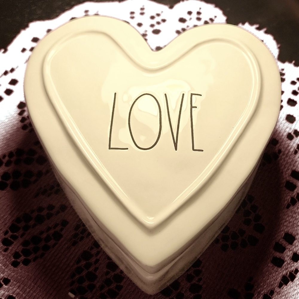 ❤️NWT Rare and unique RAE DUNN covered heart LOVE dish.